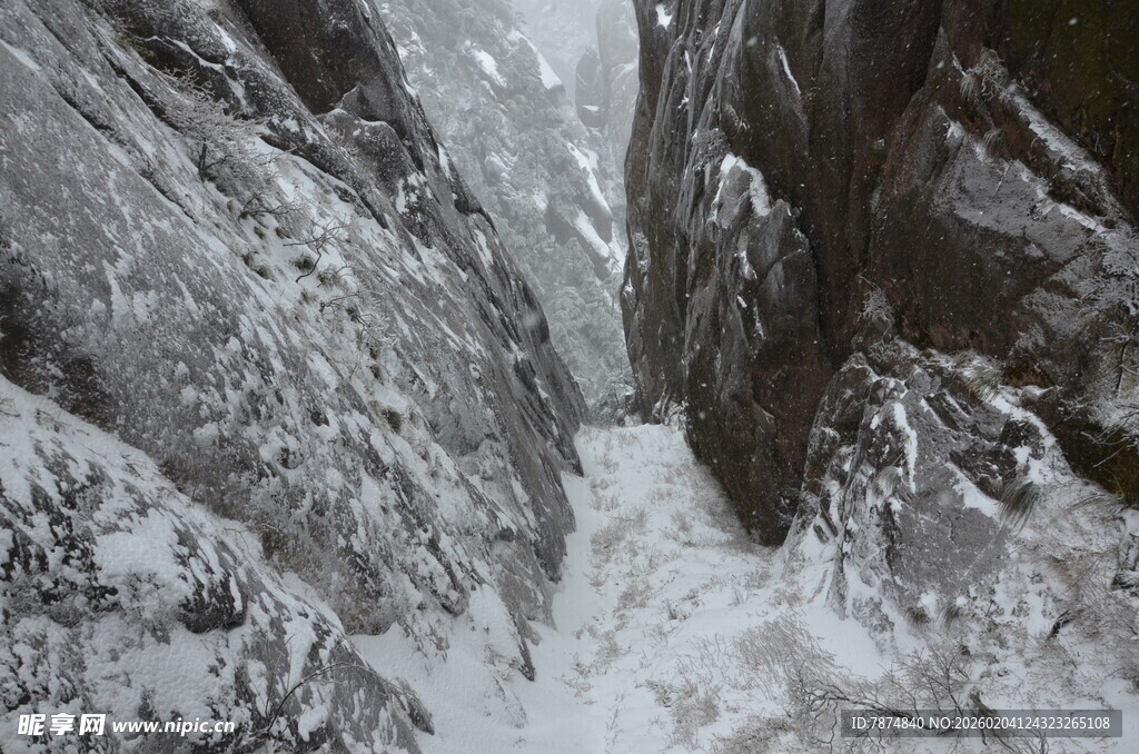 雪覆峡谷 自然险峻之景