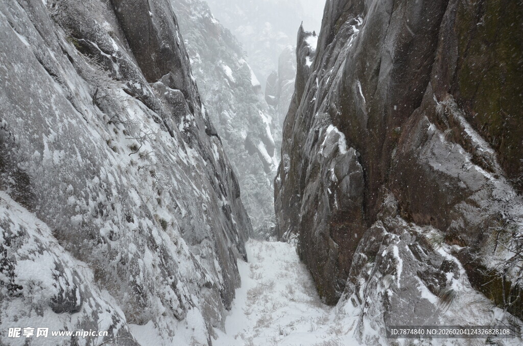 雪覆山间狭道
