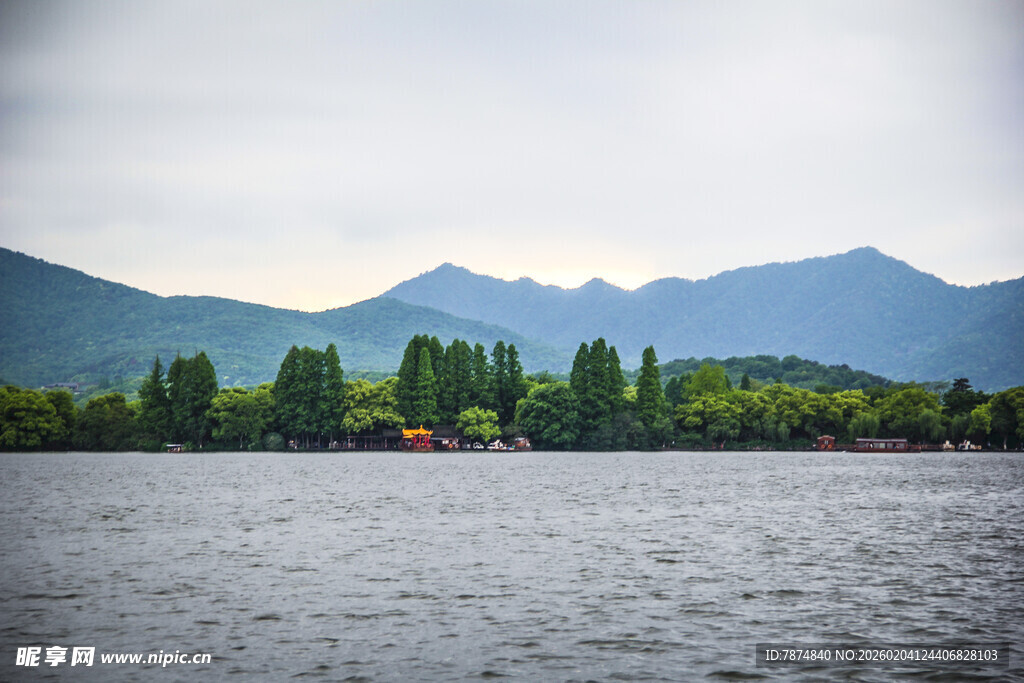 湖畔青山绿树美景如画