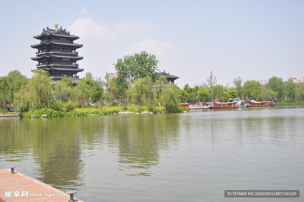 湖畔古塔风景秀丽