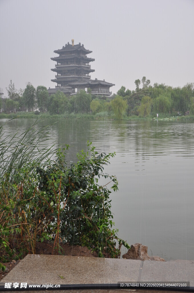 湖畔古塔风景