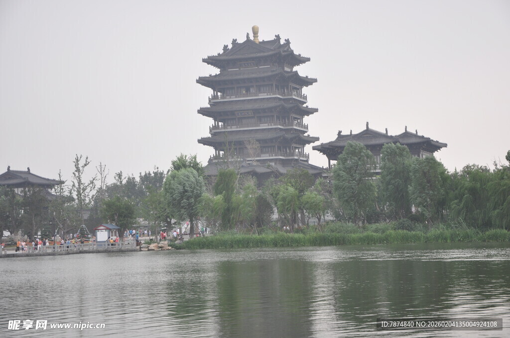 湖畔古塔景观