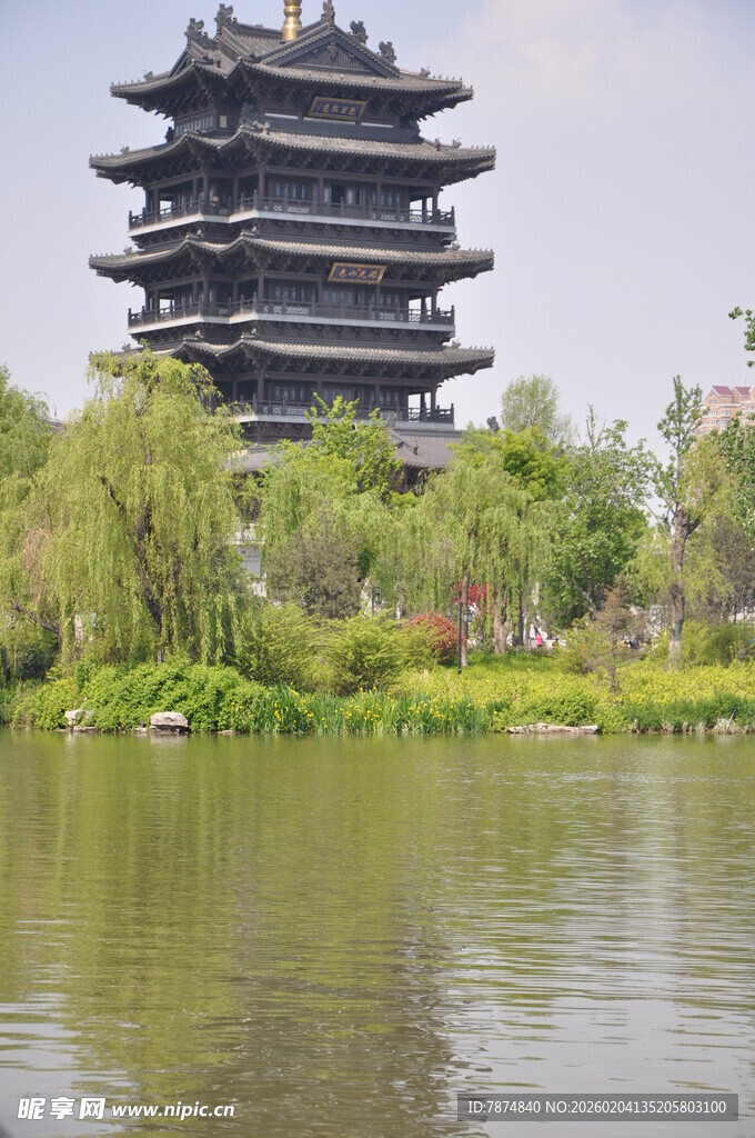 湖畔古楼美景