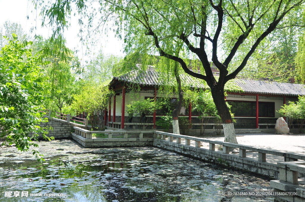 中式园林水景与古朴建筑