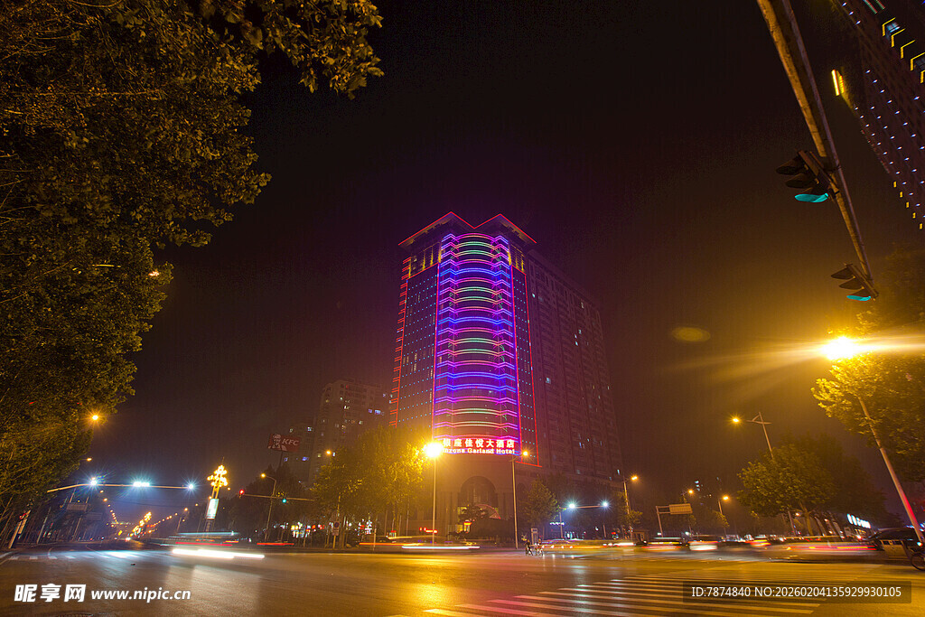 城市夜景中的绚丽高楼