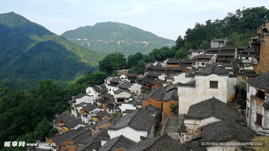 山间古村落俯瞰美景
