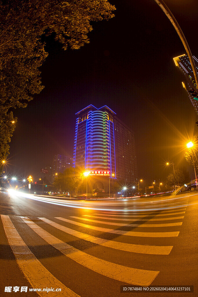夜晚城市路口的绚丽建筑