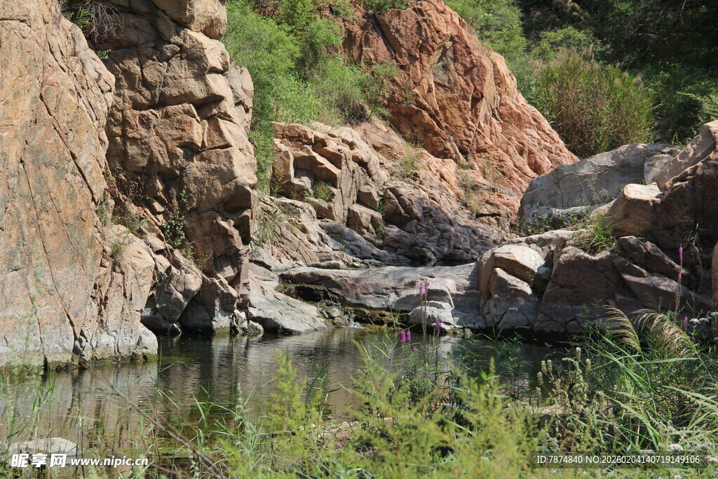 山间水畔岩石景观