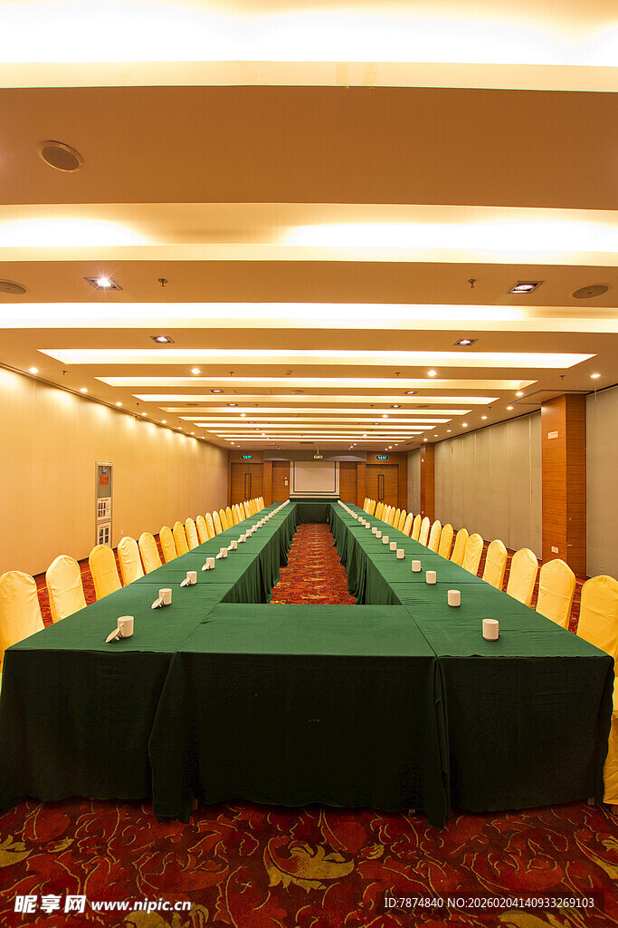 宽敞会议室长桌布置场景
