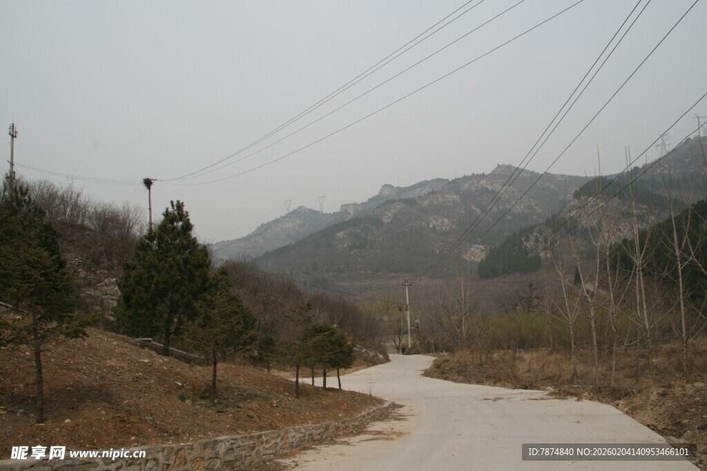 山间蜿蜒小路景色