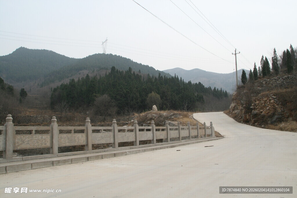 山间蜿蜒公路风景