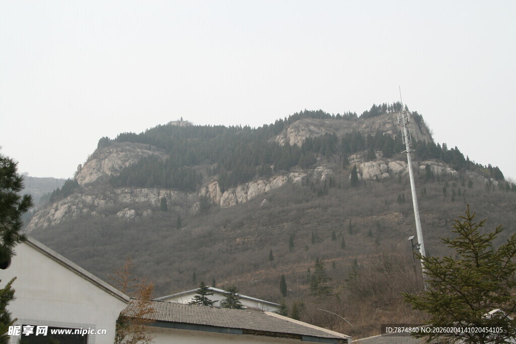 山景下的房屋