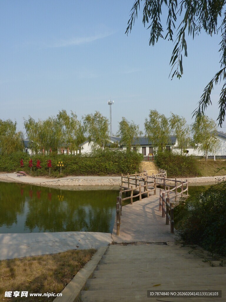湖畔小径风光