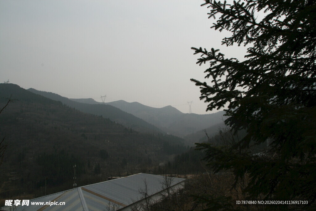 山间景色 朦胧绿意入眼
