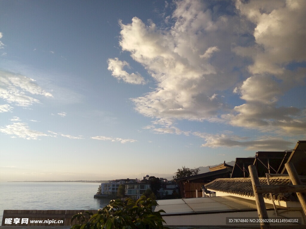 海边小镇的宁静天空