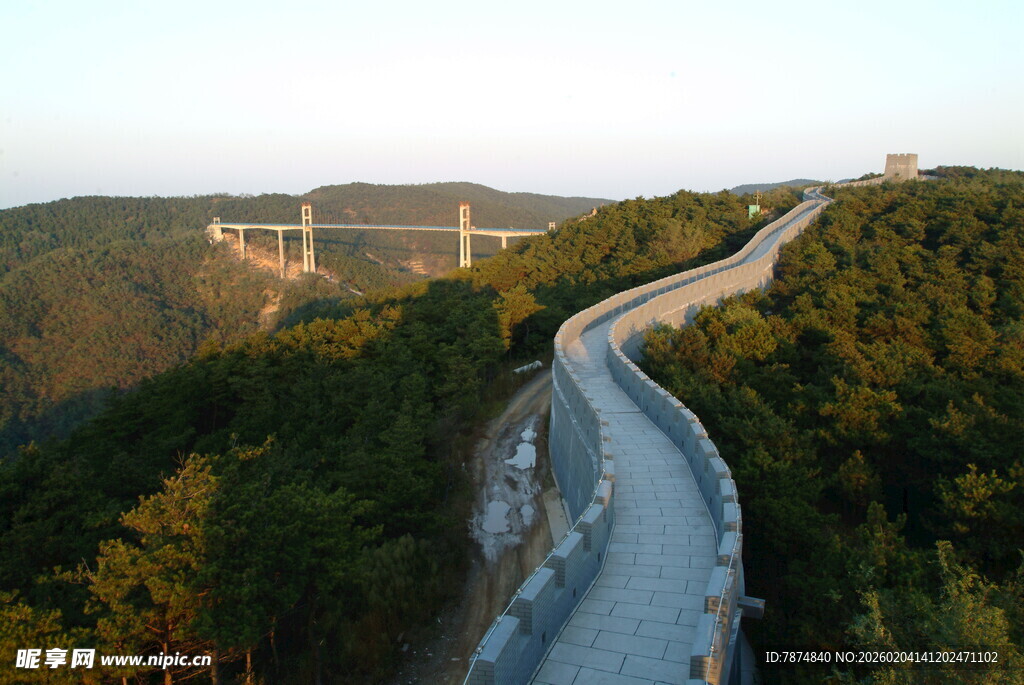 蜿蜒公路穿梭于青山间