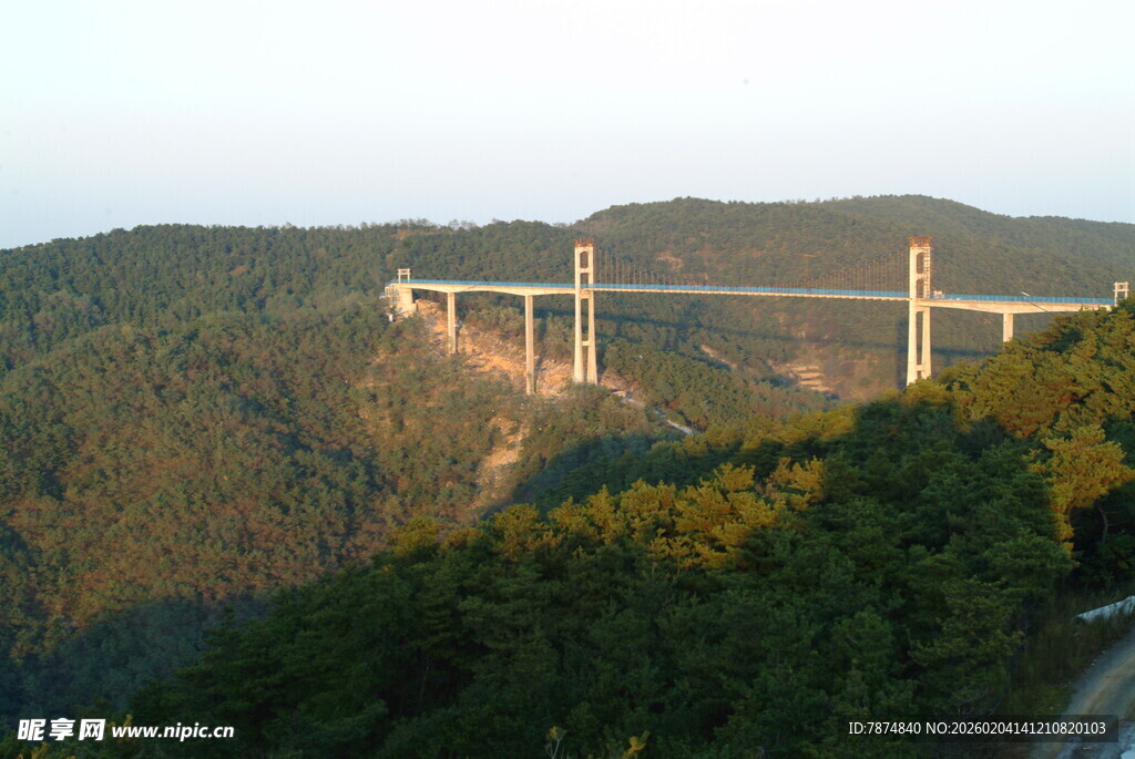 山间高架桥景观