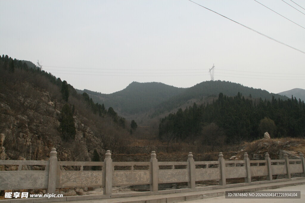 山间公路旁的护栏与远山