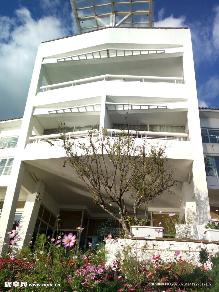 现代风格多层白色建筑
