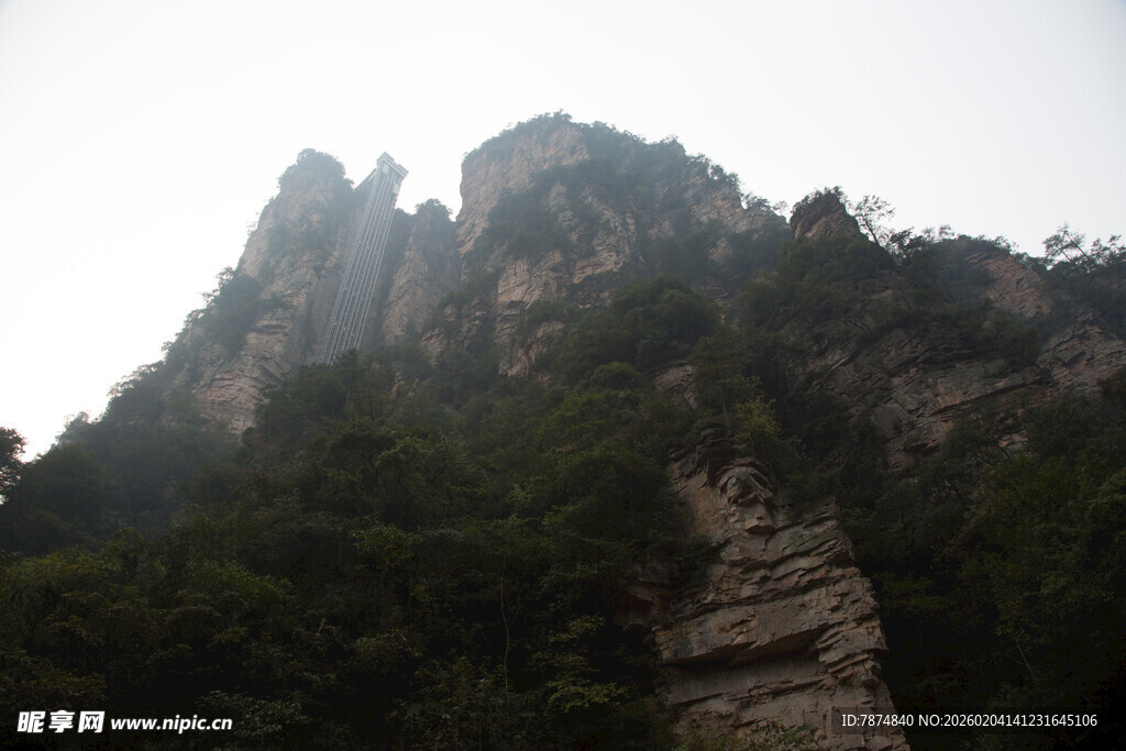 巍峨山峰绿意环绕