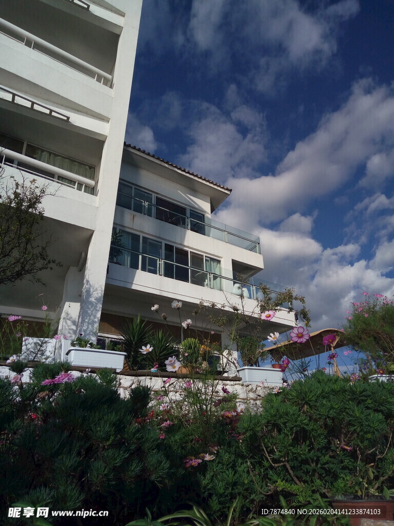 海滨白色建筑与绿植景观