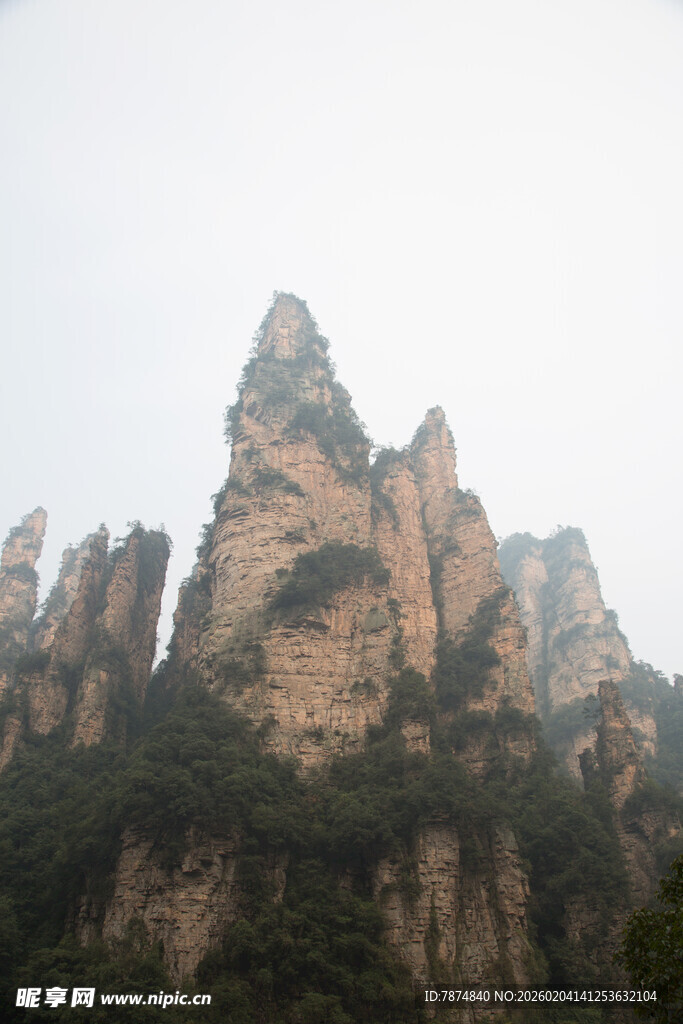 奇峰罗列的壮丽山景