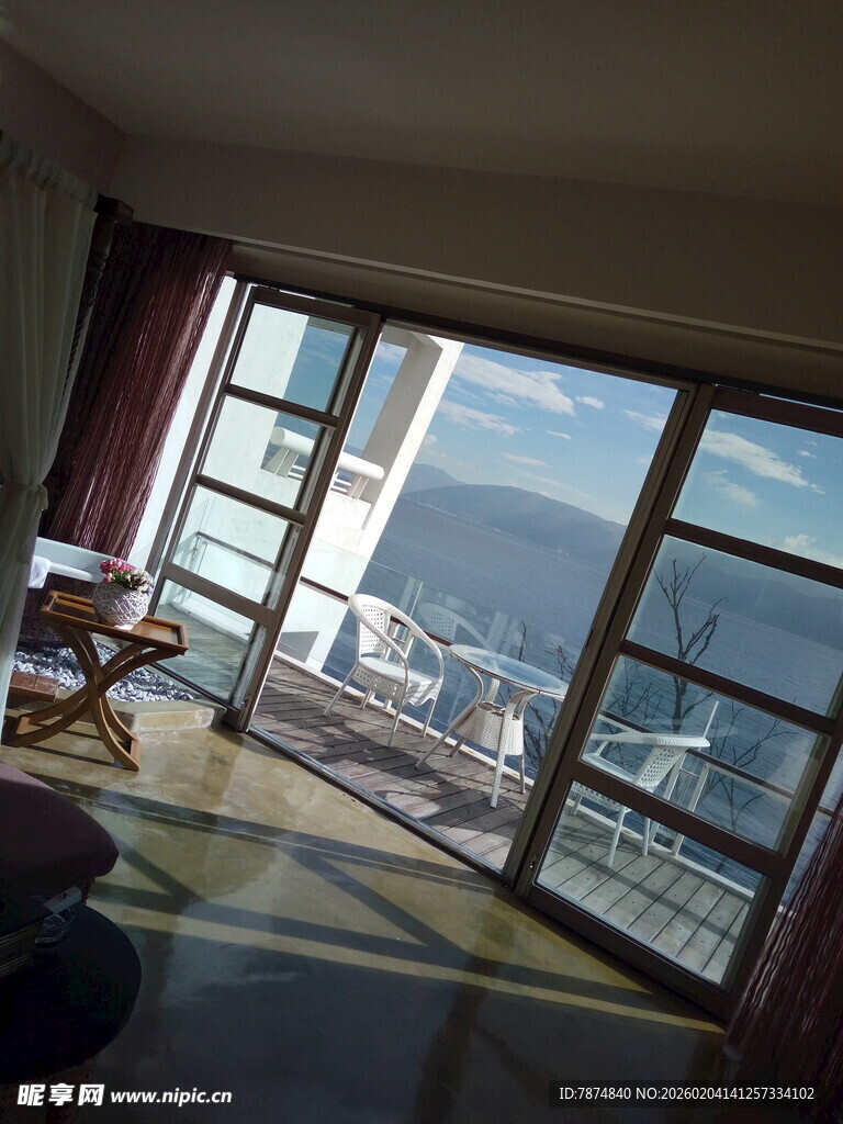 观景房内览壮丽窗外景色