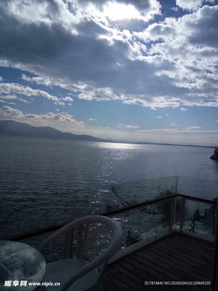 湖畔美景 云影波光