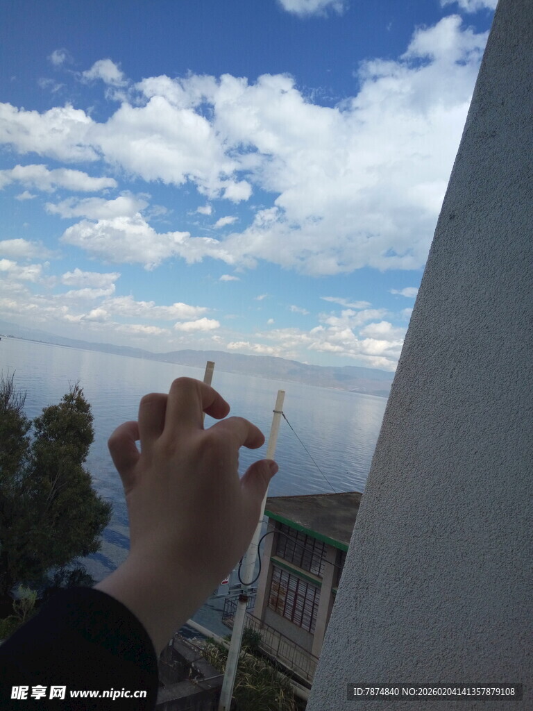 手伸向蓝天的瞬间