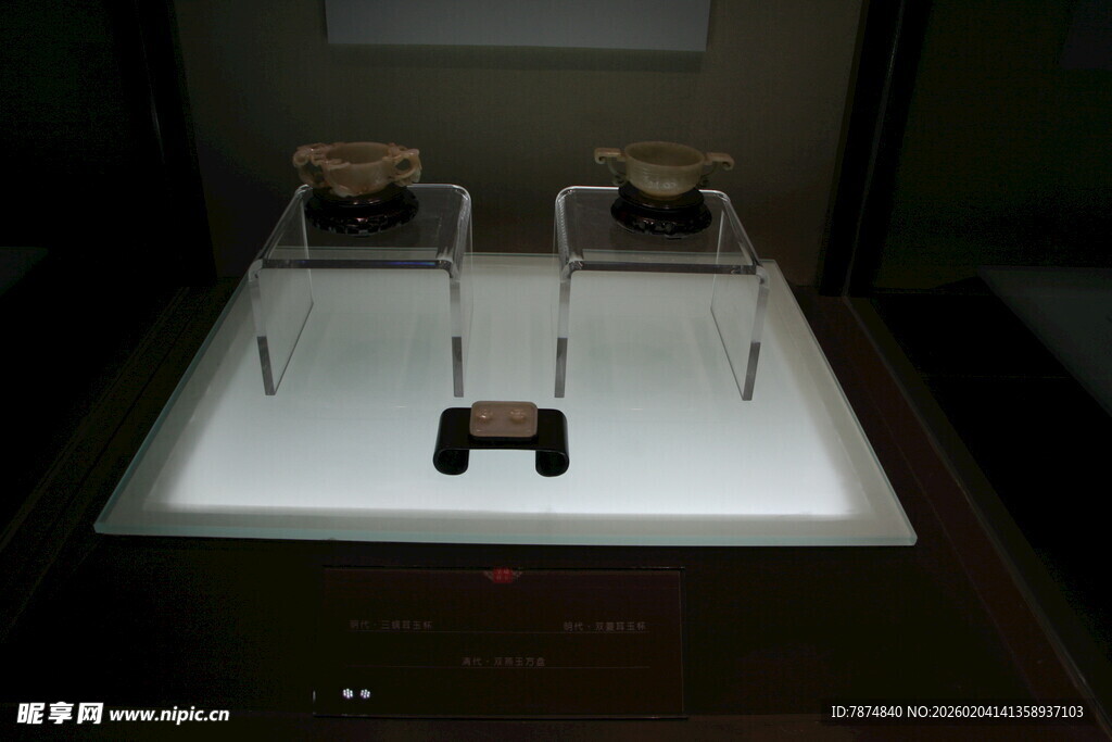 展示柜中的精致物件