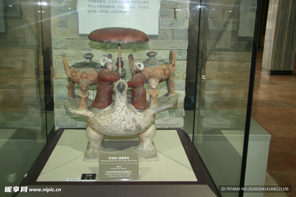 古代精美陶器展示