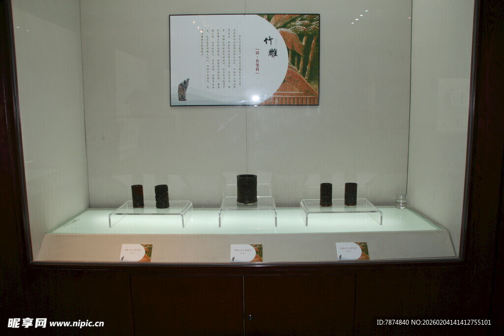 展示柜中的物品陈列