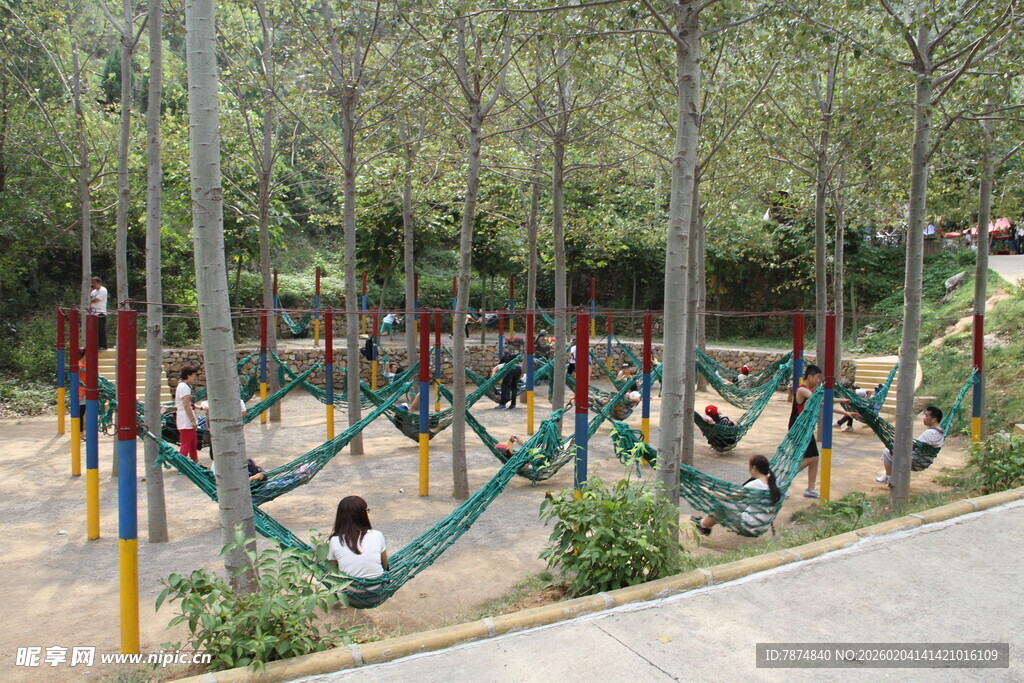公园中惬意的吊床休闲场景