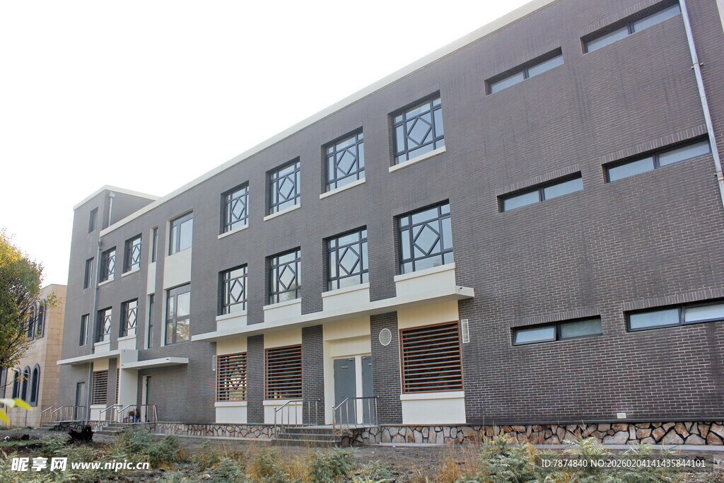 多层灰色建筑外观景象