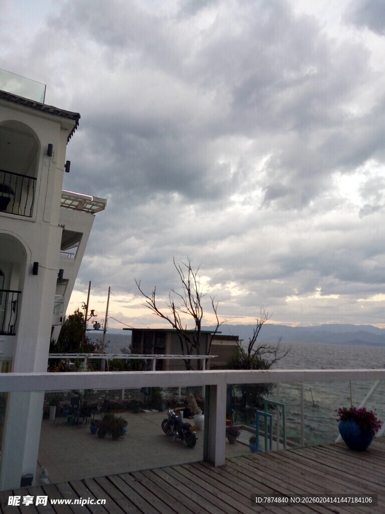 海边建筑与阴沉天空景观