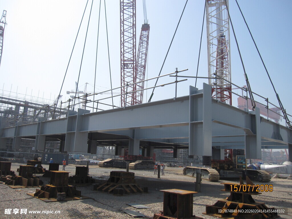 施工现场起重机与建筑