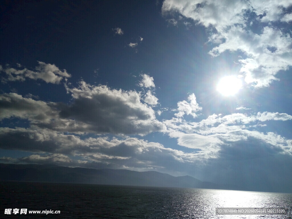 海上阳光照耀下的天空