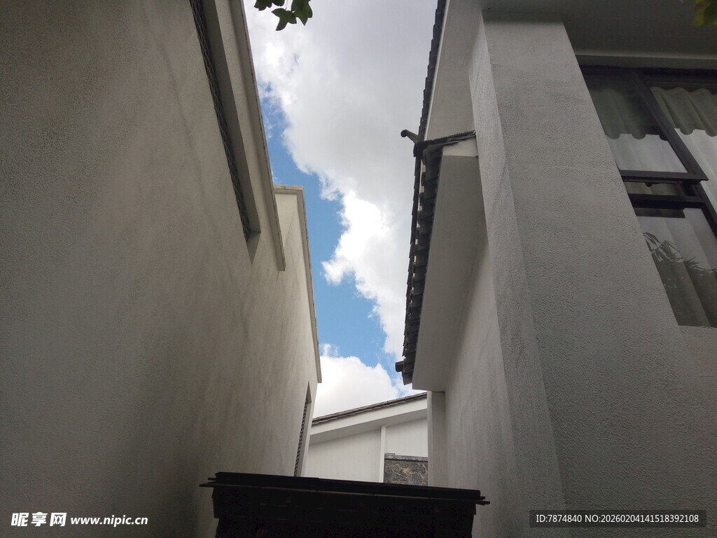小巷尽头的天空