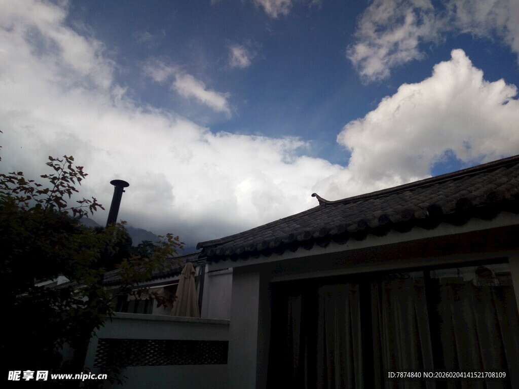 蓝天白云下的屋顶景象