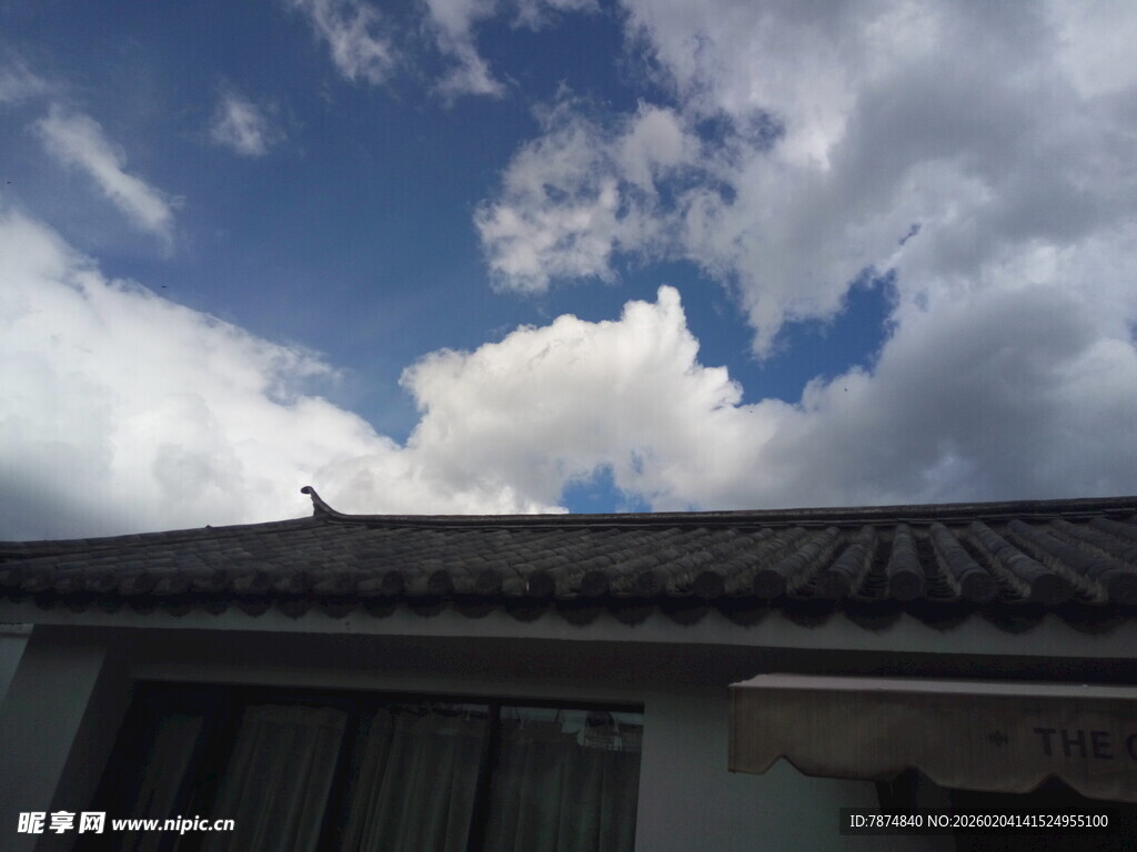 屋顶之上的蓝天白云