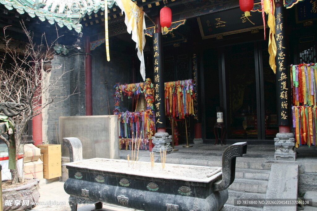 古雅庙宇内的祭祀场景