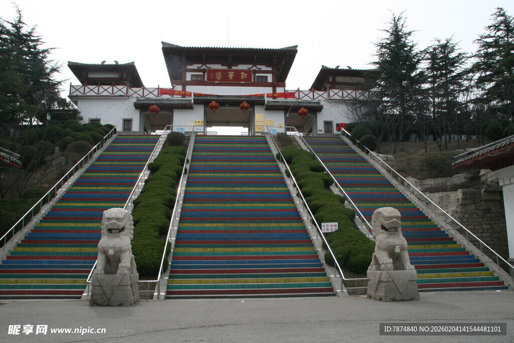 彩色阶梯古建筑景观