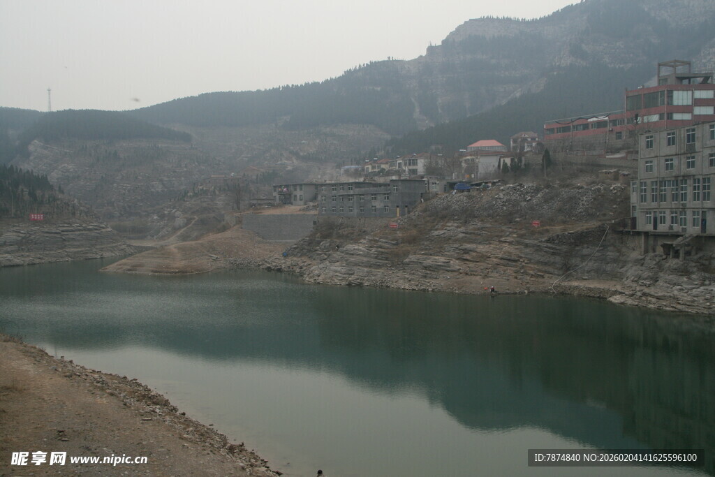 宁静山水间的湖畔景致