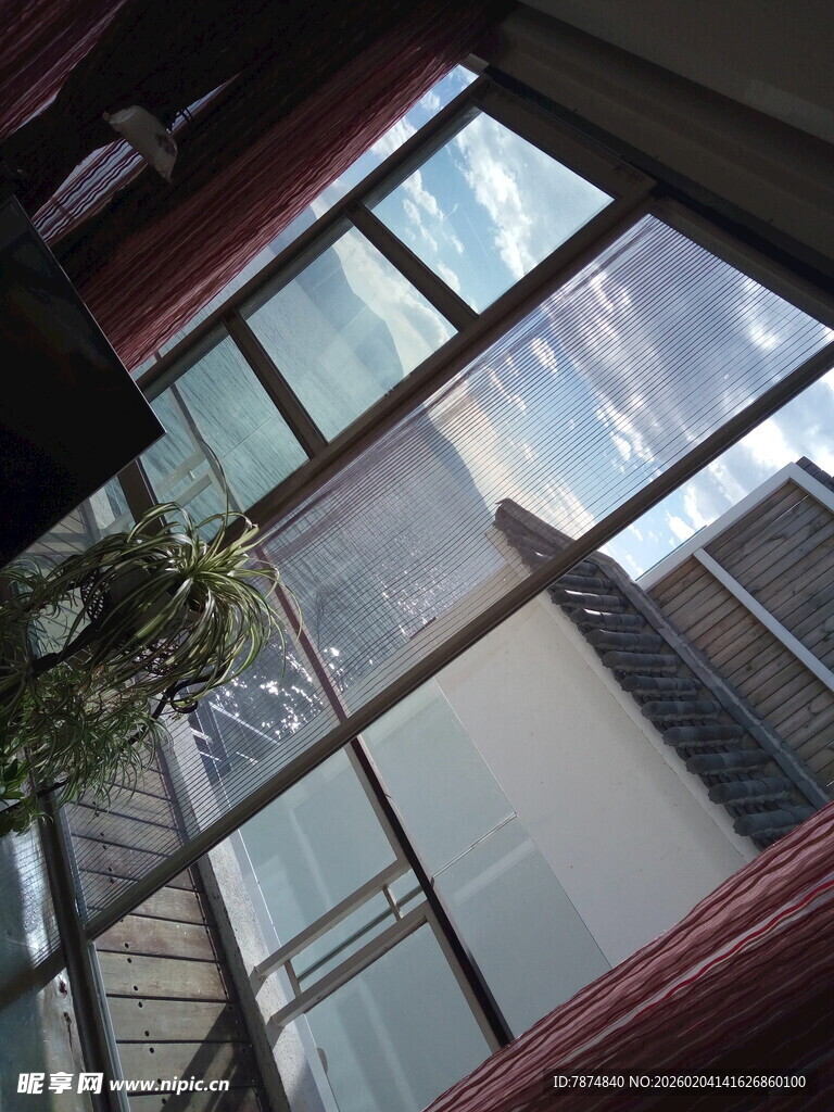 室内视角看窗外建筑景观