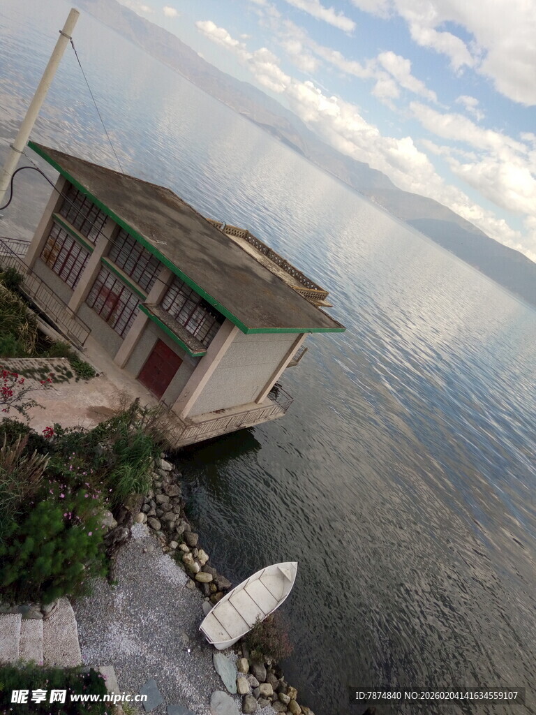 湖畔小屋 静享水边时光