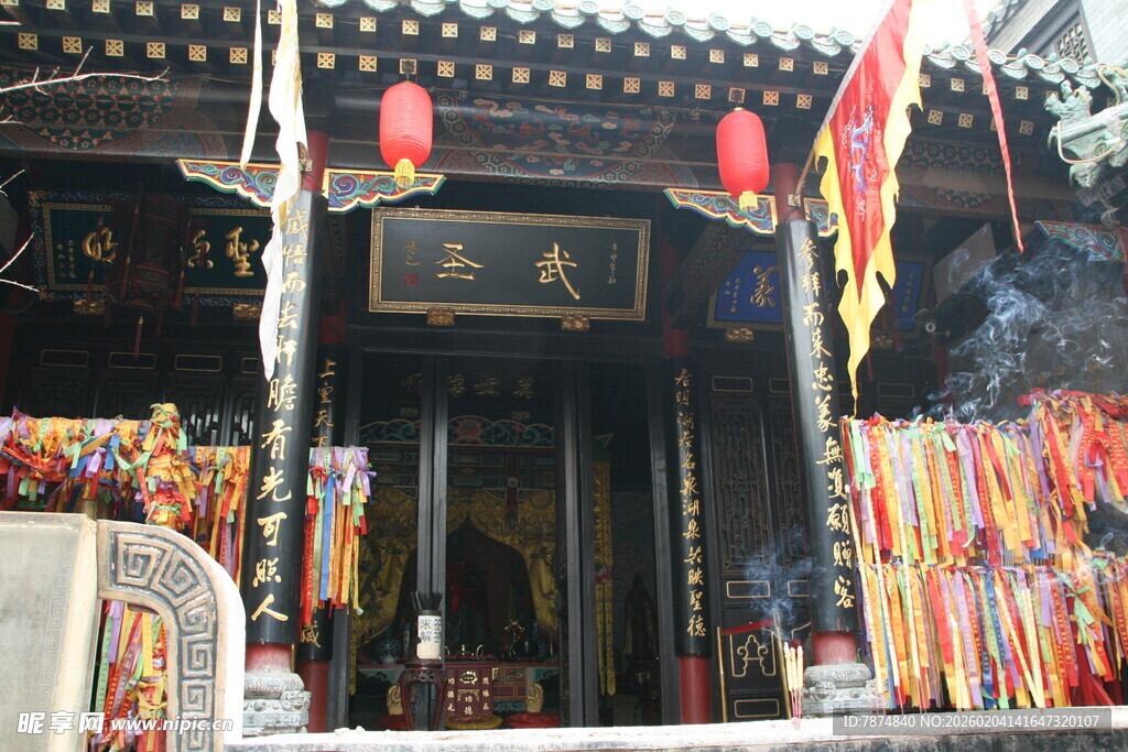 传统庙宇内景