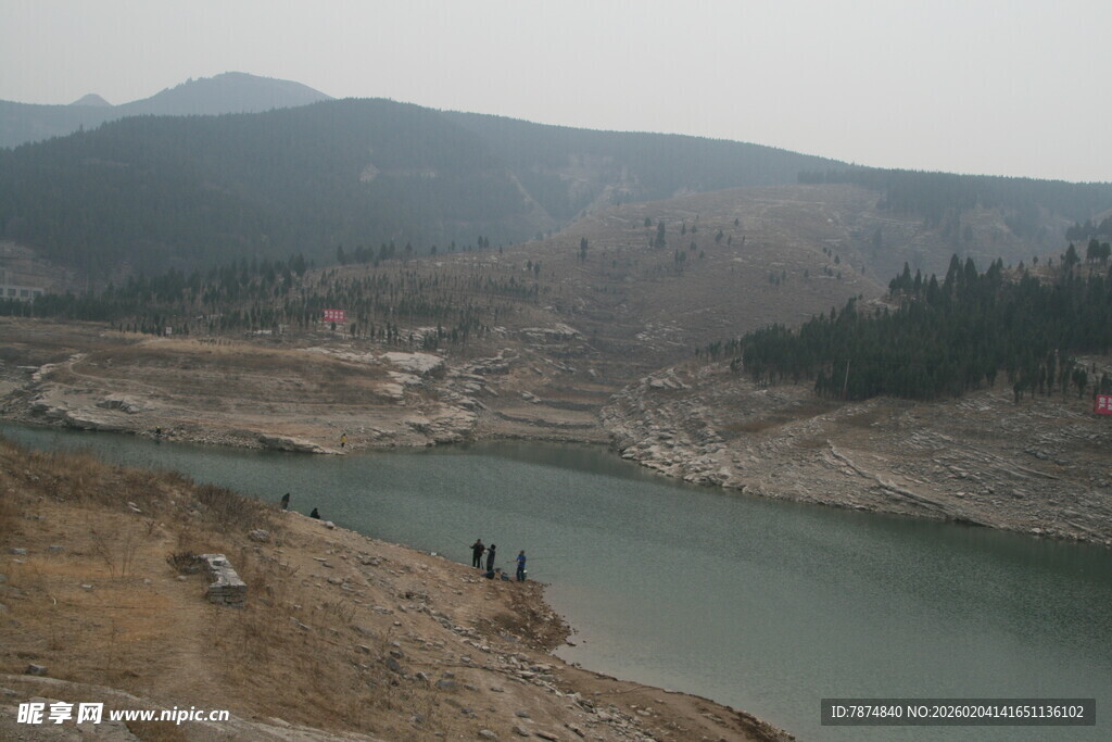 山间湖畔景色