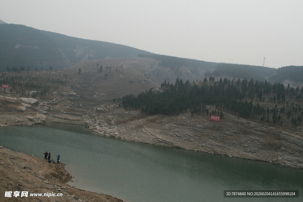 山间湖泊景色