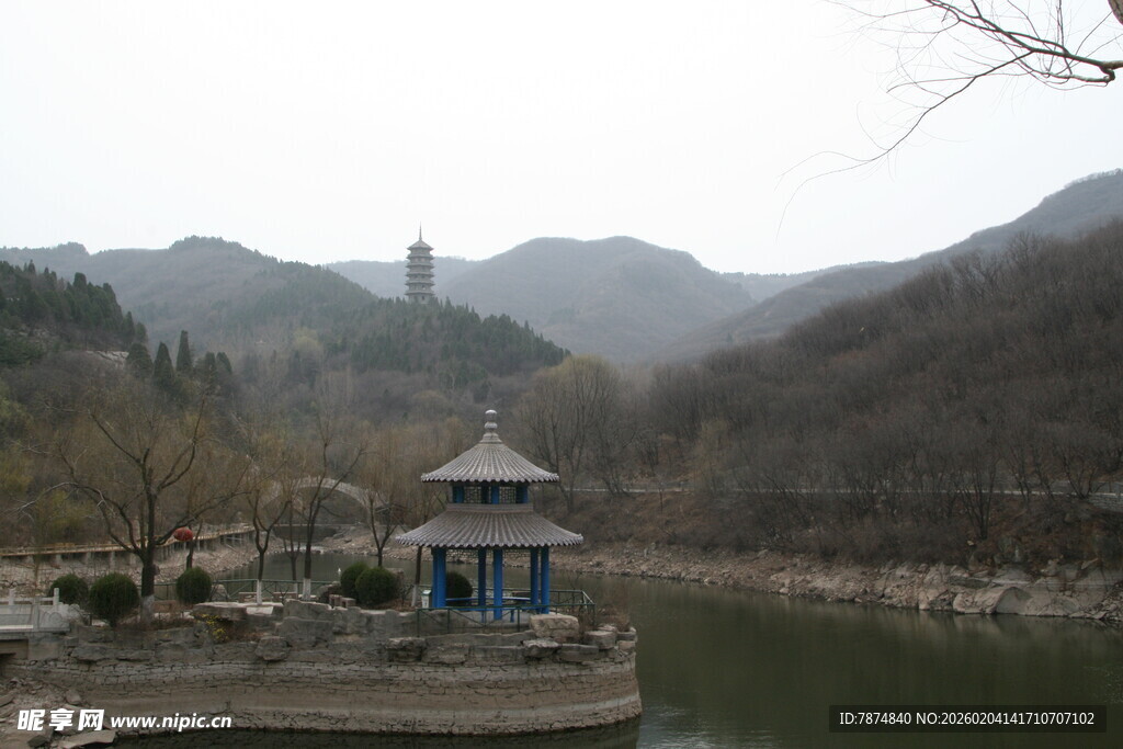 湖畔古亭伴远山景色