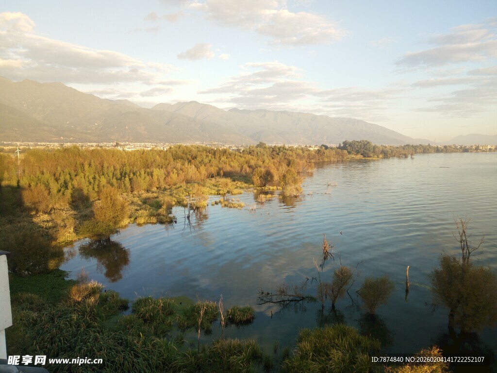 湖畔黄昏美景